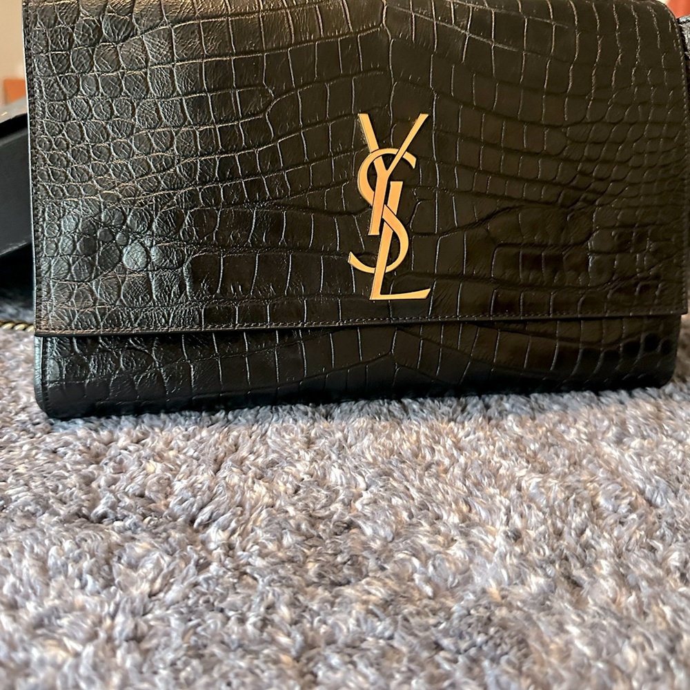 This one is for the Classy lady who knows her worth. With this bag, U own it all